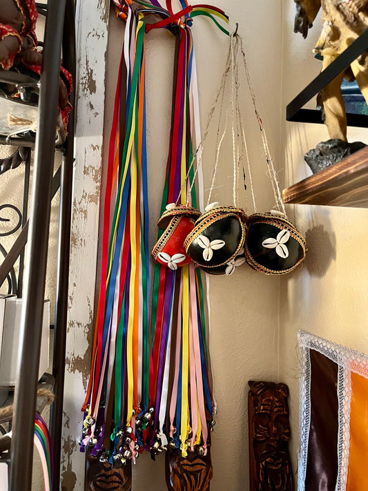 9 Tiras de colores con cascabeles/ 9 colored ribbons with bells