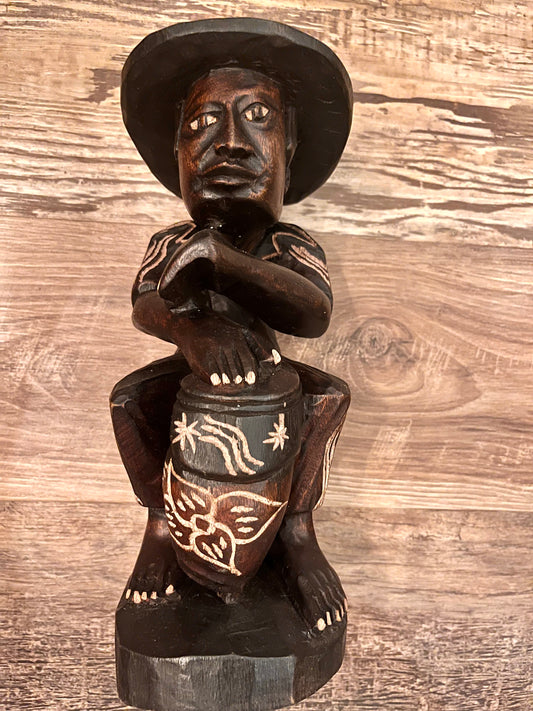 African wood statue small/ Estatua de madera africana pequeña.