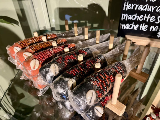 Cuchillos forrados en cuentas/ Beaded knives