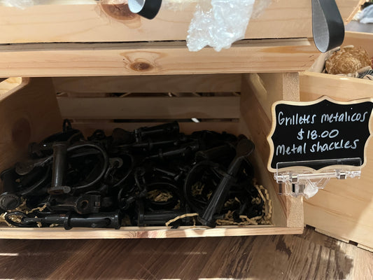 Grilletes metalicos/ Metal shackles