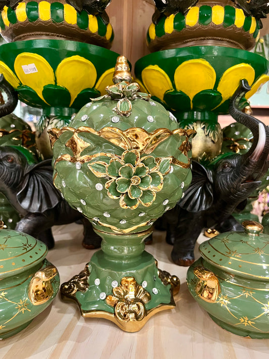 Sopera verde y dorada con flor/ Flower tureen green and gold