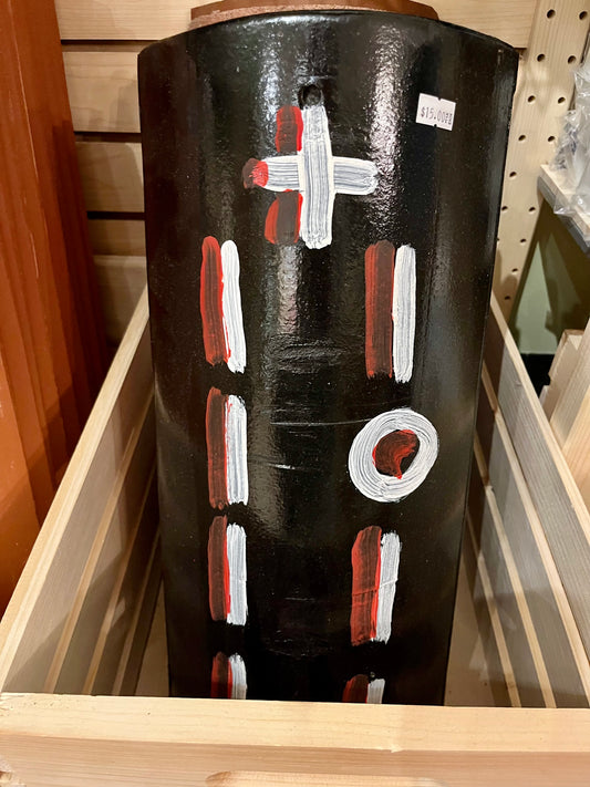 Teja pintada con signos/ Painted tile with signs