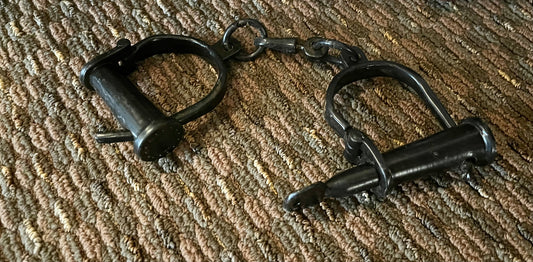 Esposas de hierro antiguas/ Antique iron handcuffs