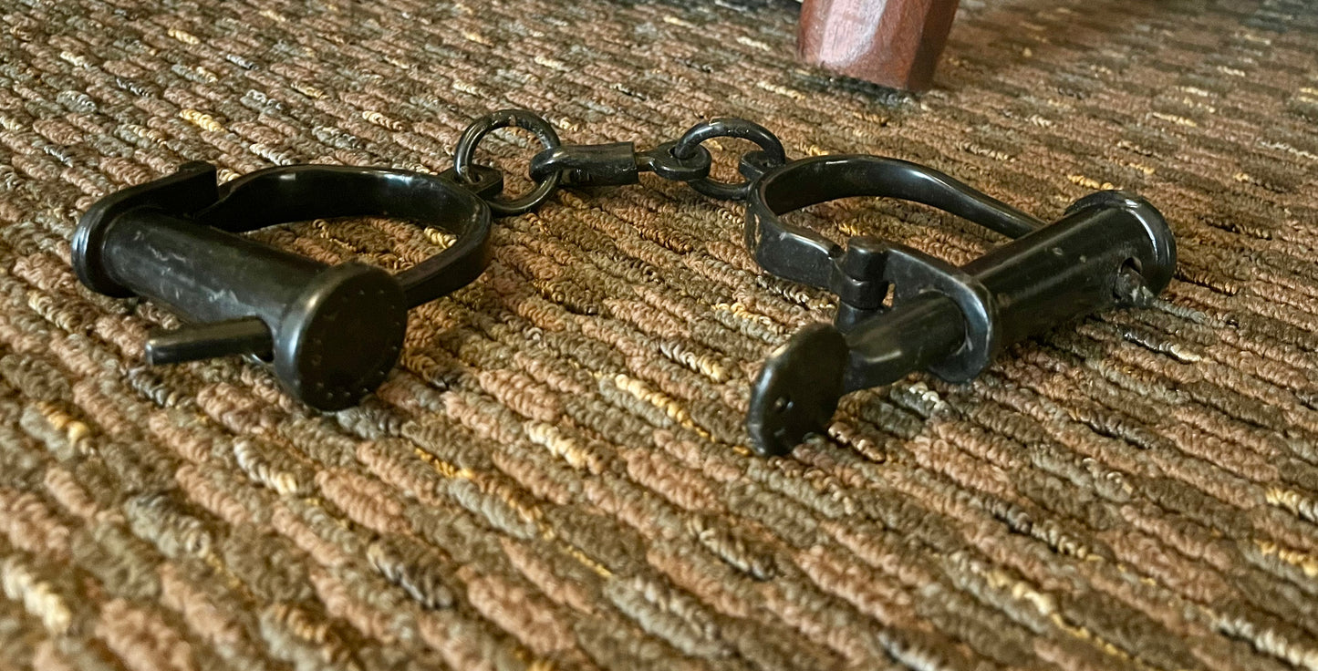 Esposas de hierro antiguas/ Antique iron handcuffs