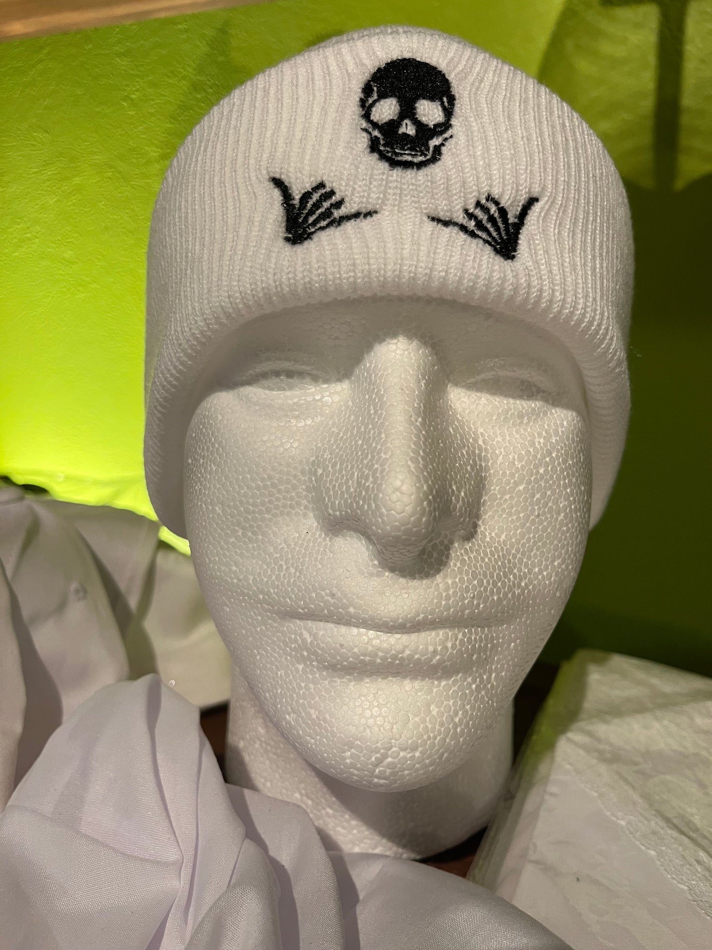 White skeleton beanie/ Gorro blanco-esqueleto