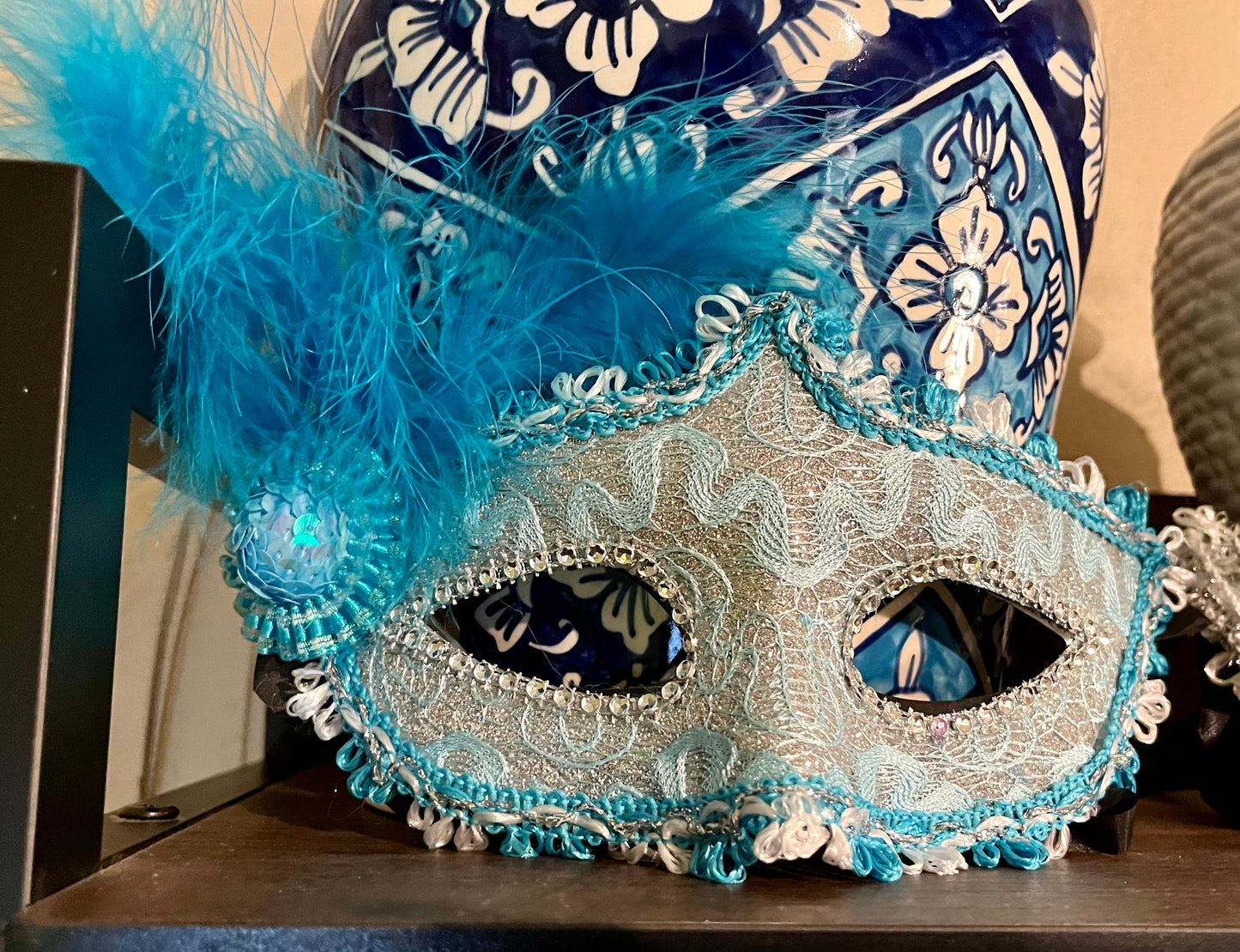 Light blue decorative feathered mask/ Mascara de plumas decorativas azul claro